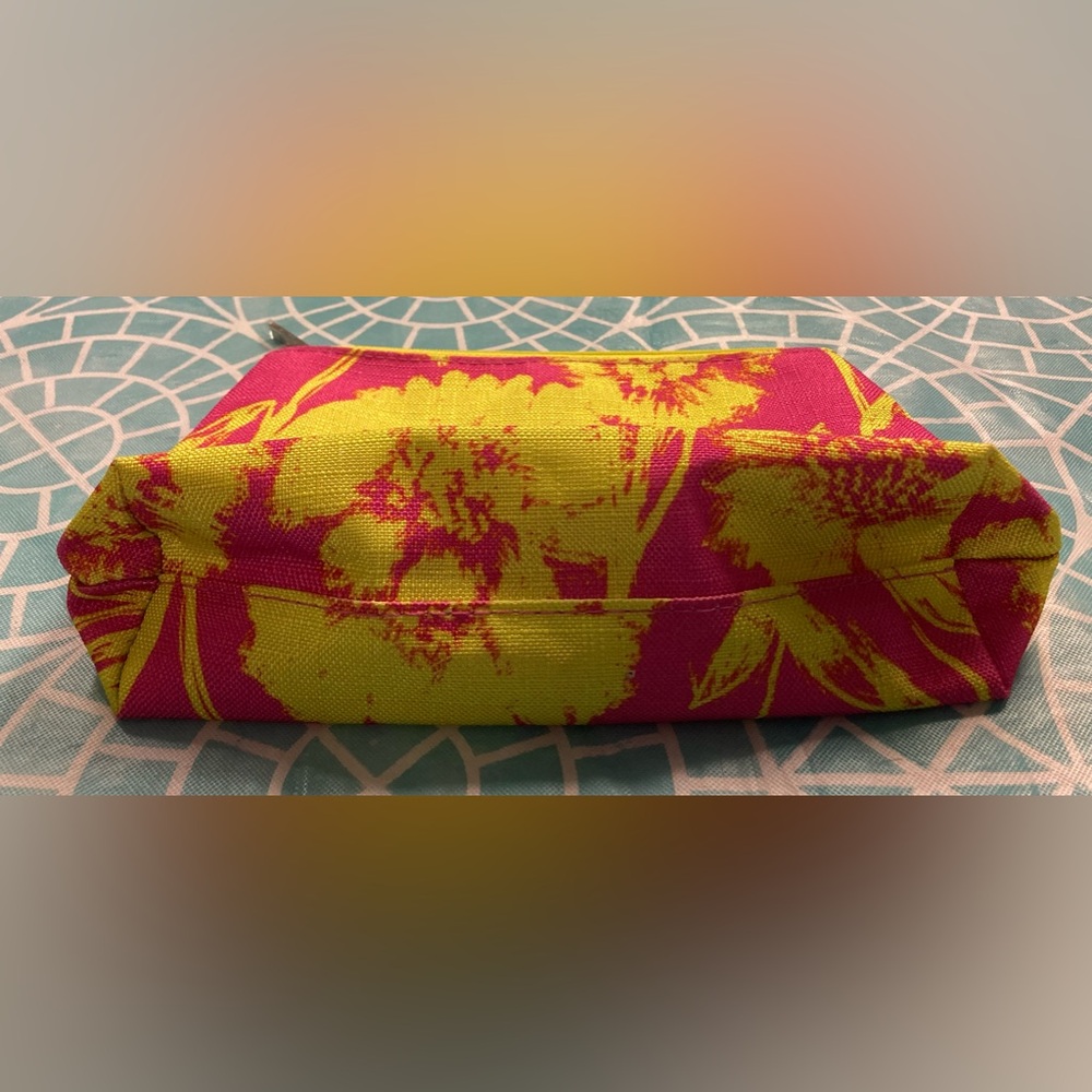๐TODAY**$8**NWOT designer cosmetic bag w/bright yellow flowers on hot pink bkgd - Picture 4 of 5